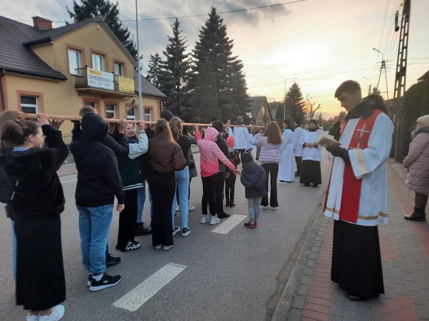 Droga Krzyżowa ulicami Baranowa w parafii pw. św. Bartłomieja Apostoła. 8.04.2022