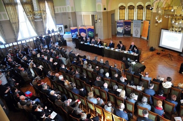 Aula Copernicanum UKW zapełniła się parlamentarzystami, samorządowcami i przedsiębiorcami. Podczas dyskusji głośna była grupa protestujących przeciwko duopolowi Bydgoszczy i Torunia