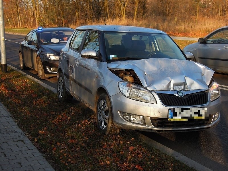 Wypadek na Wersalskiej. Samochód osobowy zderzył się z tirem