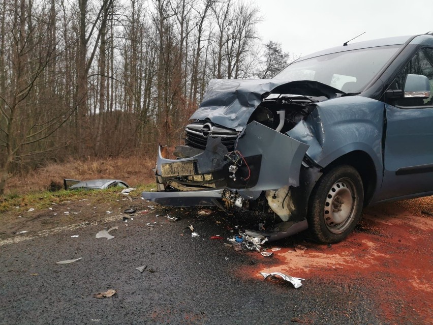 Poważny wypadek na DK11 w Kołobrzegu. Poszkodowany trafił do szpitala [zdjęcia]