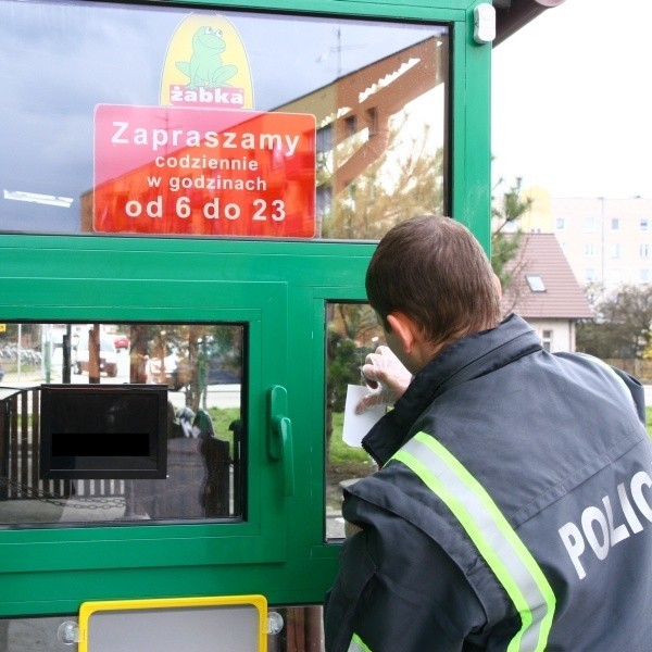 Policyjni technicy zabezpieczali ślady na miejscu napadu. Być może dzięki nim uda się złapać bandytę.