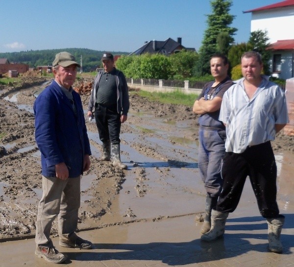 Od lewej: Jan Bigos, Michał Wojciechowski, Janusz Kondzioła i Ireneusz Bigos: - Jak w takich warunkach można coś robić?