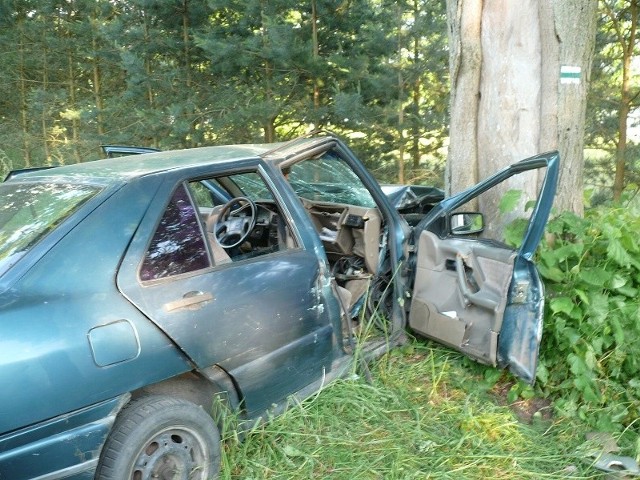 Do groźnego wypadku doszło w sobotnie popołudnie na drodze koło Piławy (gmina Borne Sulinowo). Po zderzeniu z drzewem kierowca osobowego seata uciekł z miejsca zdarzenia.