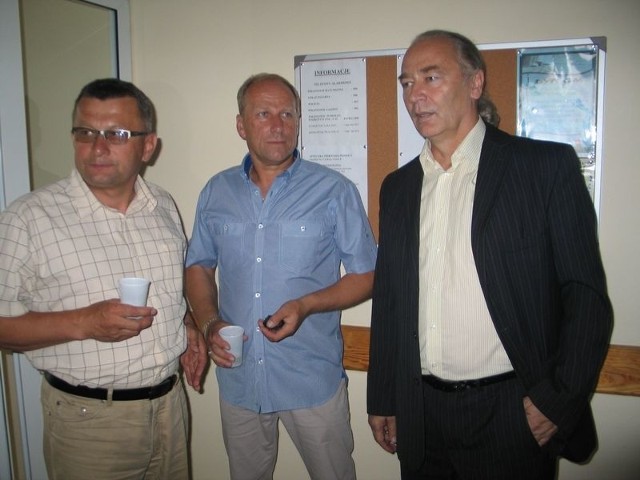 Poseł Mirosław Pluta (z prawej) pomaga nie tylko młodym. Na bieżąco kontaktuje się z lokalnymi samorządowcami, którzy szukają u niego pomocy. Pierwszy z lewej Kazimierz Skóra, wójt Grębowa, obok Marek Ożga, radny powiatu tarnobrzeskiego z Grębowa.