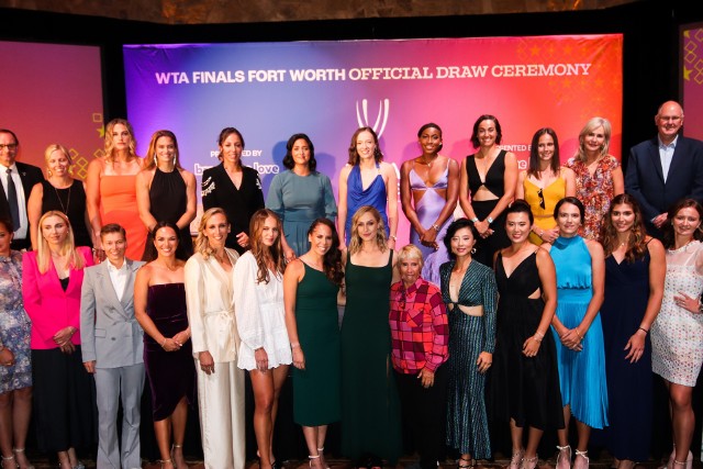 Na ceremonii losowania, która odbyła się w Teksasie przed rozpoczęciem WTA Finals, najlepsze tenisistki świata pojawiły się w efektownych kreacjach