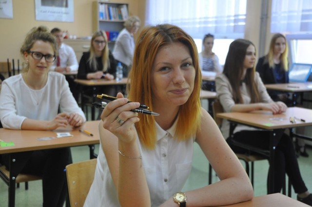 Podczas egzaminu z języka angielskiego na biurku maturzystów mogą znaleźć się tylko długopisy – pokazuje Magdalena Zięba z klasy III B z II Liceum Ogólnokształcącego imienia Marii Skłodowskiej – Curie w Końskich