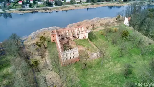 Z miejscem wiąże się wiele opowieści i legend. Jedna z nich mówi o Białej Damie.Nocami w komnatach miała pojawiać się tajemnicza postać - nazywana Białą Damą, którą widać w okiennicach. Niektórzy słyszeli też płacz kobiety.To nie jedyna legenda. Świadkowie widzieli w okolicach zamku widmo błąkającego się jeźdźca w stroju szlacheckim. Prawdopodobnie to właściciel zamku, który tęskni za swoją ukochaną.