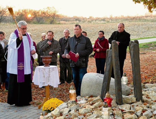 Moment poświęcenia mogiły