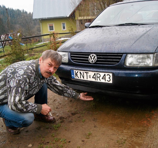 Krzysztof Uchacz pokazuje, w którym miejscu jego samochód został podniesiony wózkiem widłowym. Teraz czeka go naprawa