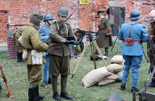 Jak co roku z okazji Święta Niepodległości udostępnione są obiekty grudziądzkiej cytadeli. Odbył się tam piknik militarny z licznymi atrakcjami dla całych rodzin. - Dzieciom rozdaliśmy 1000 chorągiewek, a dorosłym biało-czerwone wstążki-kotyliony -powiedział Sławomir Kosmala, prezes stowarzyszenia "Rawelin", które jest współorganizatorem tej jak widać potrzebnej akcji. Frekwencja w tym roku przeszła najśmielsze oczekiwania, a samochody na parkingach ledwo się mieściły.