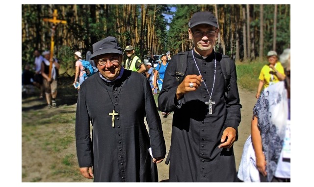 Biskupi wrocławscy na pieszej pielgrzymce na Jasną Górę 2022. Po lewej bp Jacek Kiciński, po prawej bp Maciej Małyga.