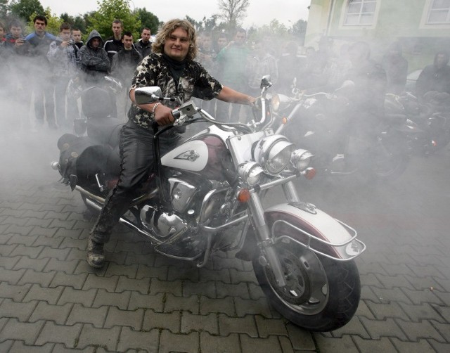 Szymon Szustkiewicz z Połańca udowodnił, że klasycznym motocyklem także można widowiskowo spalić gumę.