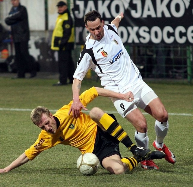 Piłkarze Stali Stalowa Wola (z prawej Paweł Wasilewski) nie odpuszczają w walce o utrzymanie w pierwszej lidze.