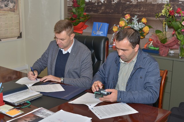 Burmistrz Marcin Marzec podpisał w czwartek umowę.