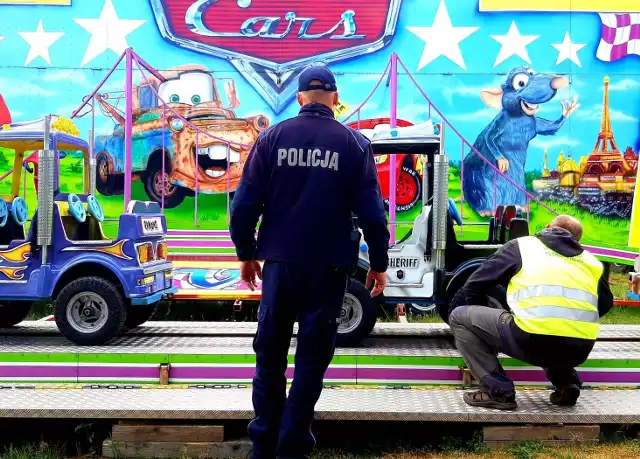 Policjanci z Posterunku Policji w Mielnie wspólnie z pracownikami Urzędu Dozoru Technicznego kontrolowali wesołe miasteczka w pasie nadmorskim.