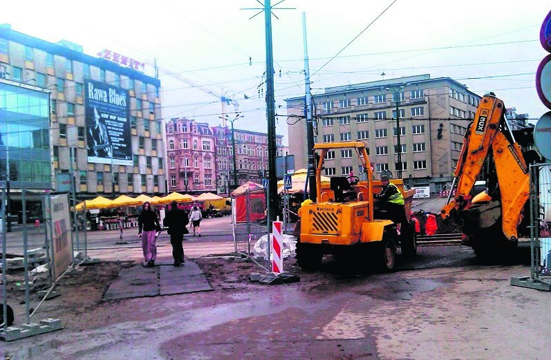 Rynek od strony alei Korfantego. Wjazd jest niemożliwy....