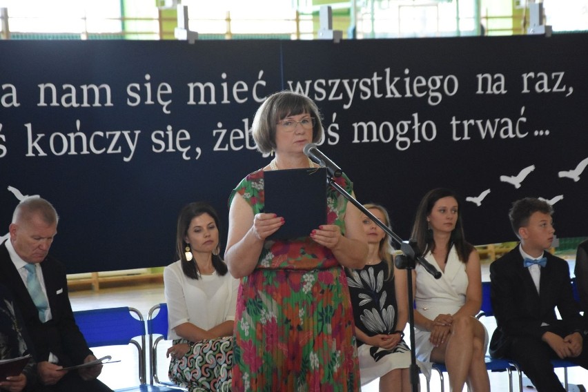 Uroczyste zakończenie roku szkolnego, połączone z pożegnaniem dyrektora Władysława Szpunara, w Szkole Podstawowej w Pysznicy