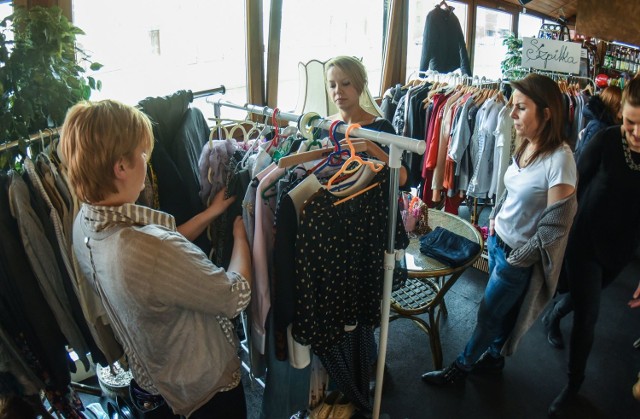 Miłośnicy mody spotkali się w Barka Club, by wspólnie wymieniać się, kupować i sprzedawać niepotrzebne ubrania.