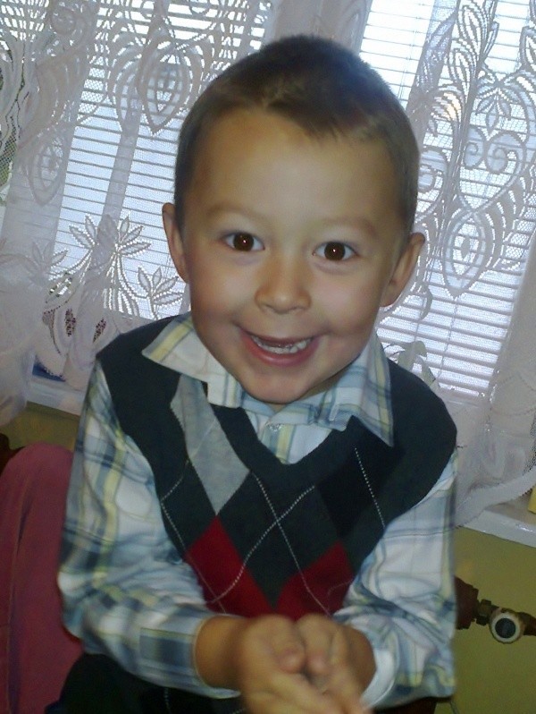 25.	Mateusz Dmochowski ma 5 lat i 6 miesięcy. Mieszka w Lelisie. Uwielbia taniec. Lubi jeździć rowerem, układać puzzle i chodzić do szkoły. Jest wesołym dzieckiem bardzo ruchliwym.