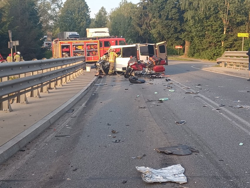 Wypadek w Tylawie na drodze krajowej nr 19. Kierujący busem zderzył się z tirem