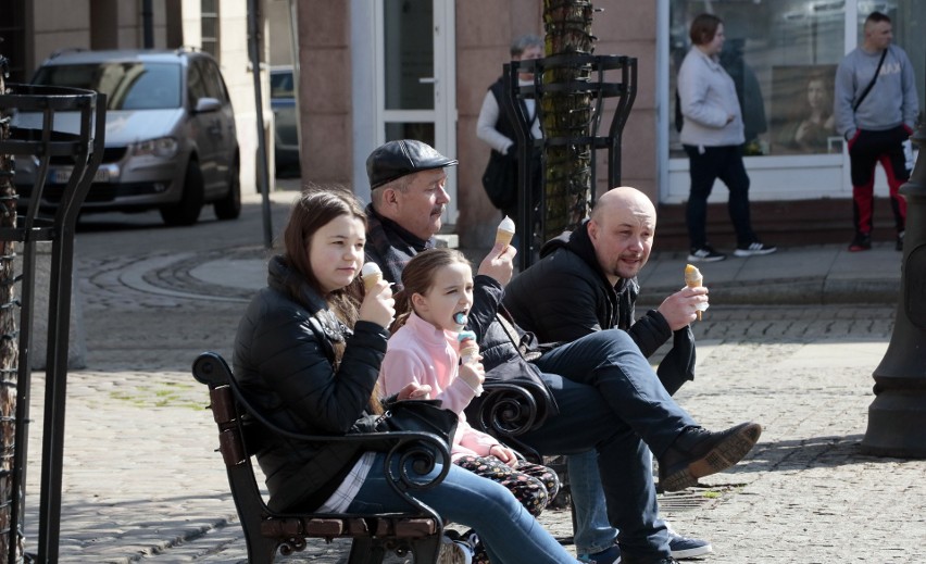 Nagła zmiana pogody na słoneczną i ciepłą wyciągnęła...