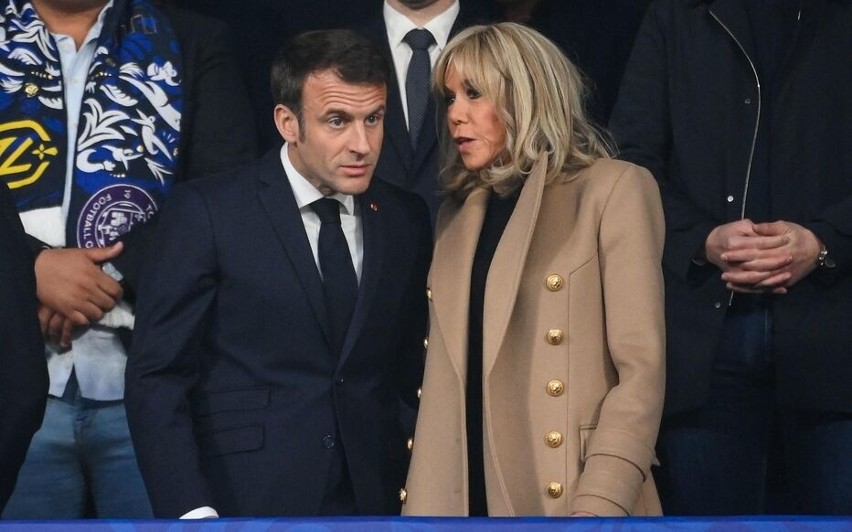 Emmanuel i Brigitte Macron w loży VIP Stade de France...