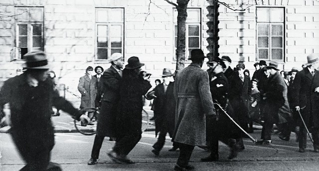 Starcia z policją podczas demonstracji antyżydowskiej studentów Uniwersytetu Warszawskiego, 1931 r.