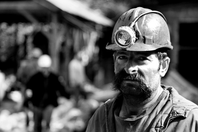 Oprócz posiadania największej ilości przywilejów zawodowych, górnicy otrzymują również najwyższe świadczenia emerytalne. Dodatkowo przy przejściu na emeryturę lub rentę inwalidzką każdemu górnikowi przysługuje odprawa.
