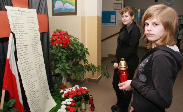 Wczoraj uczennica gimnazjum nr 2 w Międzyrzeczu Nocol Wietrzyńska zapaliła znicz przed kącikiem pamięci w jej szkole.