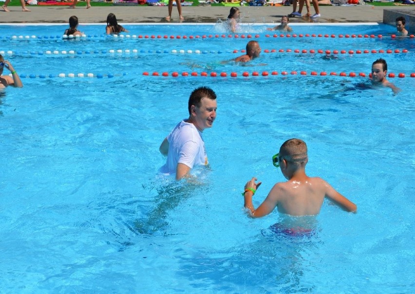Prezydent Ostrowca skąpany w basenie [WIDEO, zdjęcia]                                