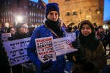 „Dość rasizmu i faszyzmu”. Demonstracja pod Złotą Bramą w Gdańsku [zdjęcia, wideo]