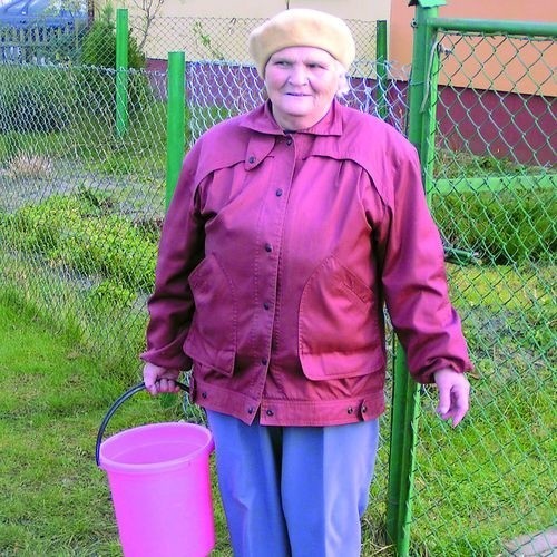 Irena Boguń codziennie przynosi wodę w wiaderku.