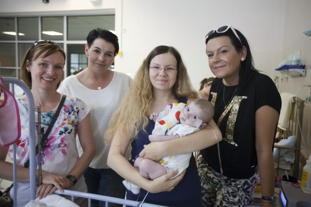 Ewelina, Agnieszka i Klaudia regularnie bywają na oddziale kardiologii, by wspierać zagubione  mamy  (np. tę w środku z maluszkiem na rękach)