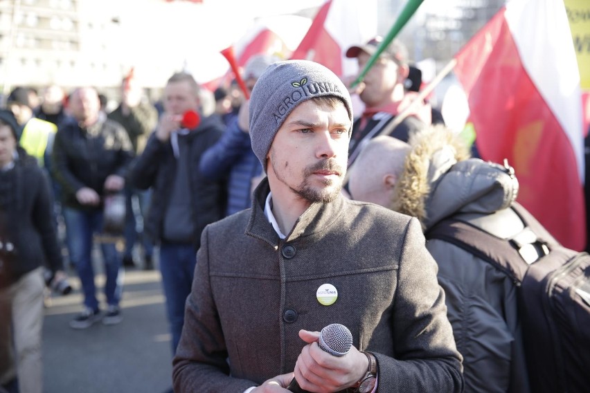 Warszawa: Protest rolników 3.04 [ZDJĘCIA] [WIDEO] AGROunia zablokowała centrum. Michał Kołodziejczak: Nie jesteśmy przeciwko warszawiakom!