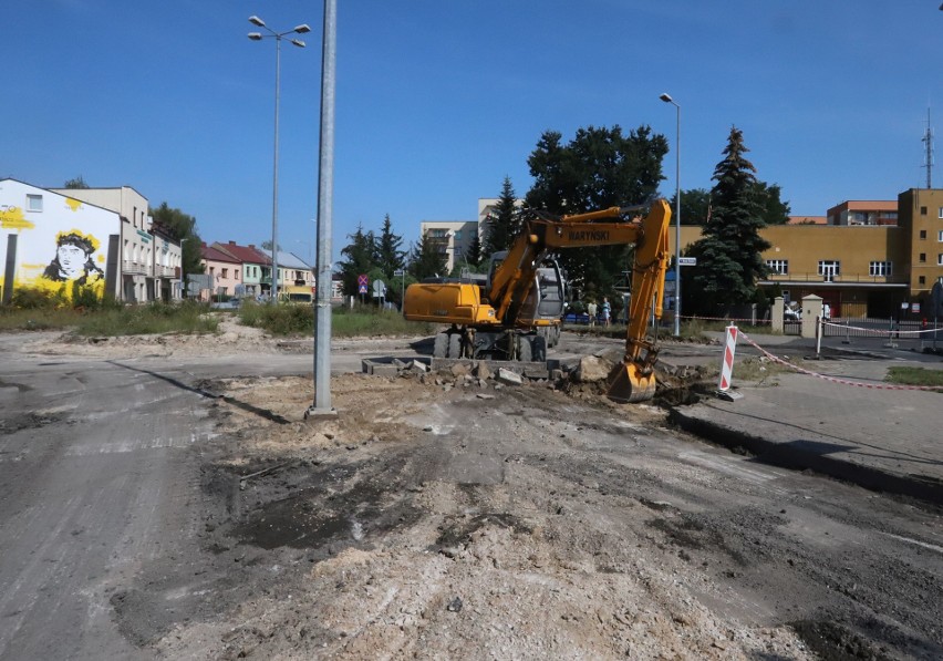 Drogowcy zamknęli skrzyżowanie ulic Radomskiej, Głowaczowskiej i Nowy Świat w Kozienicach. Rozpoczęła się przebudowa ronda. Zobacz zdjęcia