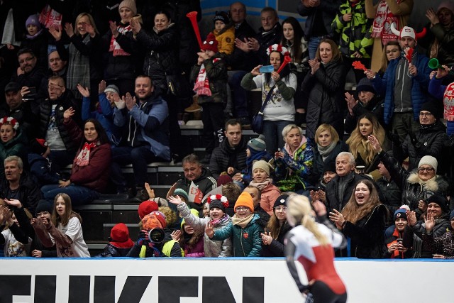 Karolina Bosiek i kibice kochający panczeny na trybunach Areny Lodowej w Tomaszowie Mazowieckim