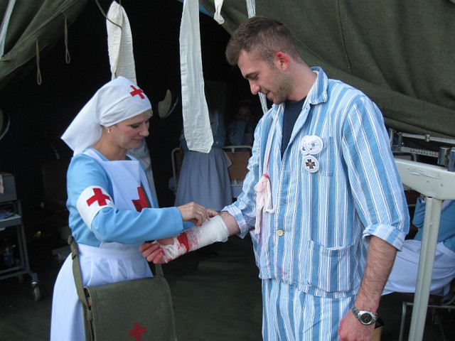 Pielęgniarki ubrane w dawnych strojach "opatrywały" "rannych" żołnierzy.