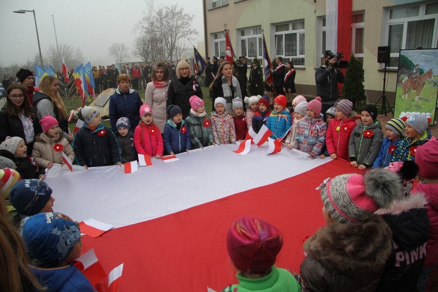 Przed „Budowlanką” w Tarnobrzegu odsłonili tablicę na kamieniu i wspólnie zaśpiewali hymn (zdjęcia)