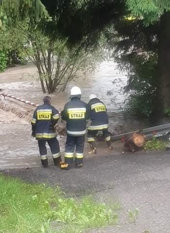 Internauta: Akcja ratunkowa w okolicach Chmielnika, a fala zmierza do Tyczyna [FOTO]