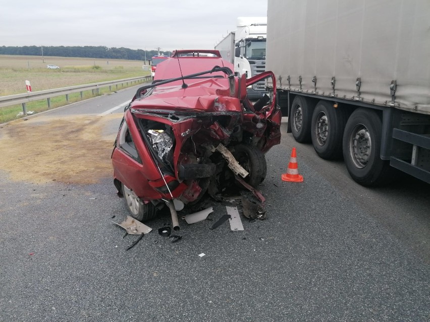 Groźny wypadek tuż pod Wrocławiem. Auto zmasakrowane