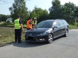 "Bezpieczny piątek" na przejeździe w Jadachach. Pracownicy kolei i policjanci edukowali kierowców