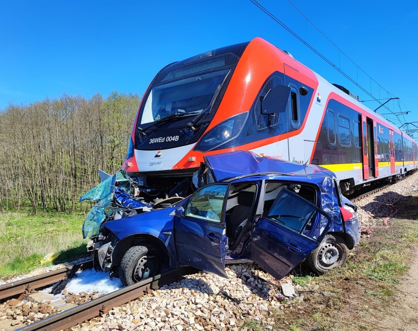 Koszmarny wypadek w Tomaszowie Mazowieckim. Osobówka wjechała pod pociąg. Nie żyją 44-letnia kobieta i 13-letnia dziewczynka AKTUALIZACJA