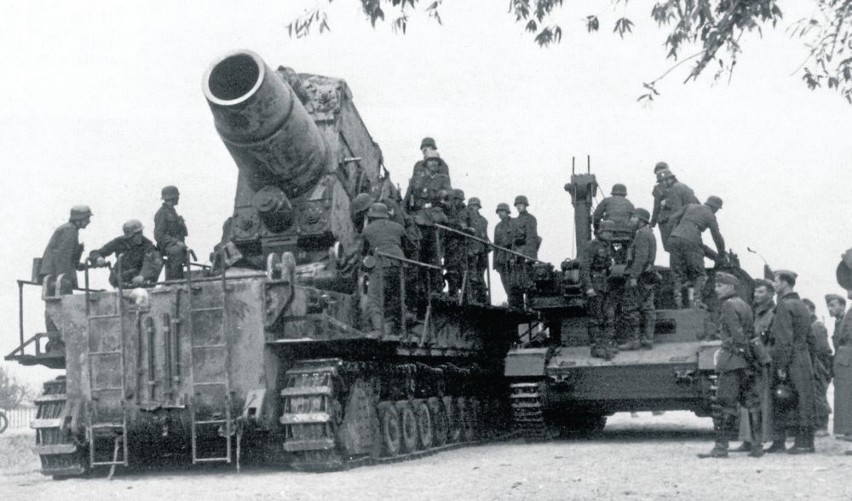 Niemiecki moździerz kal. 600 mm podczas oblężenia...
