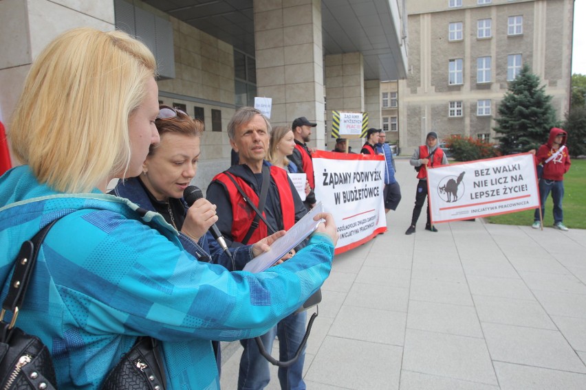 Poznań: Protest przed Urzędem Wojewódzkim. Pracownicy...