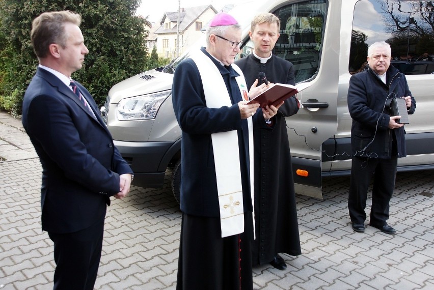 Biskup Andrzej Kaleta poświęcił samochód w szkole w Cudzynowicach [ZDJĘCIA]