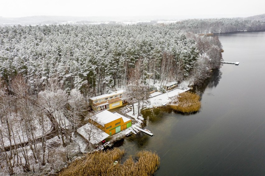 Jezioro Lubowidzkie zimą również zachwyca. Odkrywaj Pomorze...