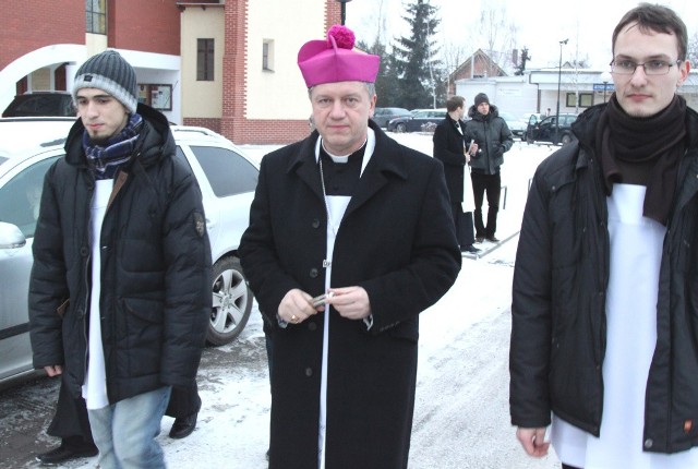 Arcybiskup Józef Kupny podczas kolędy na Zakrzowie