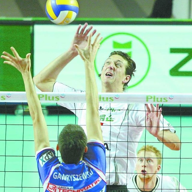 Atakuje Marcin Nowak, środkowy ZAKSA.