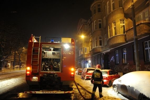 Bohaterów Warszawy: Paliło się mieszkanie, jedna osoba została ranna