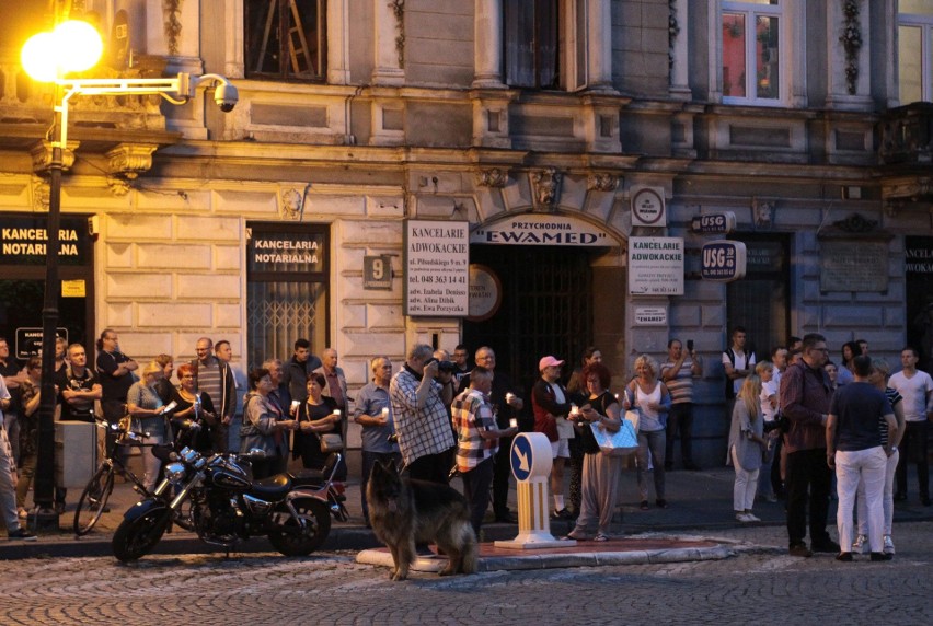 Manifestacja "Łańcuch Światła" w Radomiu. Kilkaset osób protestowało w obronie wolnych sądów